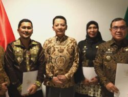 Penjabat Gubernur Aceh Serahkan SK Perpanjangan Masa Tugas Tiga Pj Bupati