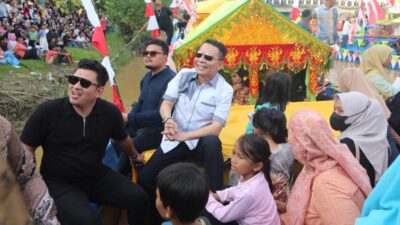 Pawai Kapal Hias PKA-8 di Krueng Aceh Hipnotis Ribuan Penonton