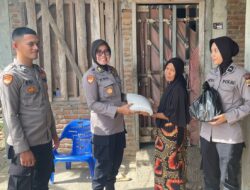 Personel Rorena Polda Aceh Serahkan Sembako kepada Masyarakat