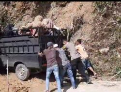 Polisi dan Warga Beutong Ateuh Bersihkan Jalan Longsor