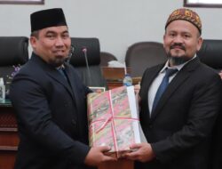 Pj Bupati Aceh Besar Sampaikan Nota Keuangan Rancangan APBK 2024
