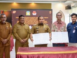 Pj Bupati Aceh Besar dan KIP Aceh Tandatangani NPHD