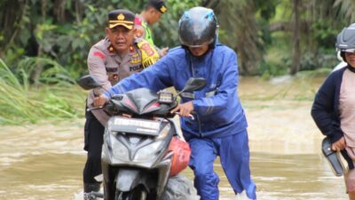 Wakapolres Aceh Singkil Turun Langsung Bantu Masyarakat di Lokasi Banjir