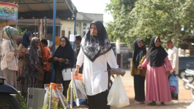 Ratusan Warga Meunasah Papeun Antrean di Pasar Pangan Murah