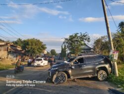 Mobil Pajero Pecah Ban, Tabrak Tiang di Lampisang