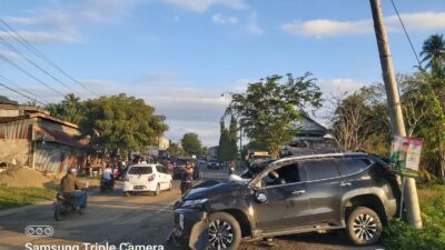 Mobil Pajero Pecah Ban, Tabrak Tiang di Lampisang