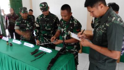 Satu Pucuk AK 47, Dua Granat Standar dan 12 Munisi Sisa Konflik Diserahkan Ke Kodim 0117/Aceh Tamiang