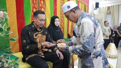 Lepas Sambut Kapolres Aceh Besar Diwarnai Peusijuek Dandim 0101/KBA