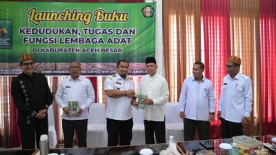 Pj Bupati Aceh Besar Launching Buku Kedudukan Tugas dan Fungsi Lembaga Adat