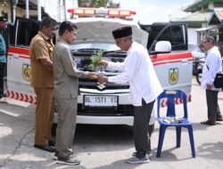 Ketua DPRK Banda Aceh Serahkan Mobil Ambulans untuk Gampong Lampulo