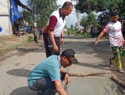 Forkopimcam dan Masyarakat Kuta Baro Tambal Jalan Berlubang