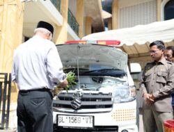 Terima Ambulan, Warga Gampong Laksana Sampaikan Terimakasih Kepada Ketua DPRK