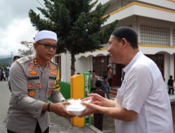 Kapolres Bener Meriah Bagikan 100 Nasi Kotak Kepada Jamaah Jumat