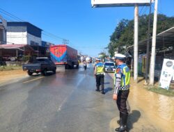 Gerak Cepat, Satlantas Polres Bireuen Patroli dan Atur Arus Lalu Lintas Daerah Rawan Banjir