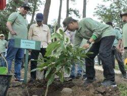 Asisten III Sekda Aceh Lakukan Gerakan Menanam Pohon di Saree