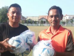 Ketua PSSI Aceh Serahkan Bola Kaki untuk SSB Bukit-9 Lambaro Skep