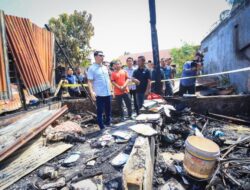 Pj Sekda Serahkan Bantuan Masa Panik untuk Korban Kebakaran di Bandar Baru