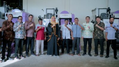 Pj Bupati Nagan Raya Serahkan Bantuan Mesin Combine Harvester untuk Kelompok Tani