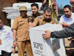 Naik Boat Kayu, Pj Bupati Aceh Besar Kawal Distribusi Logistik Pemilu ke Pulo Aceh