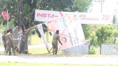 Masuki Hari Tenang, Petugas Gabungan Aceh Besar Tertibkan APK Pemilu