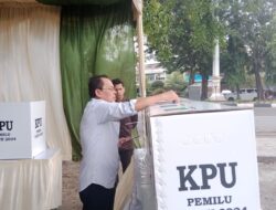 Pj Wali Kota Banda Aceh Salurkan Hak Suara di TPS 1 Kampung Baru