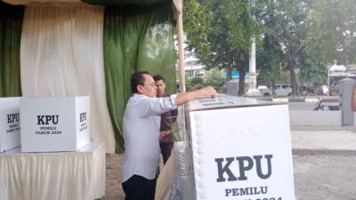 Pj Wali Kota Banda Aceh Salurkan Hak Suara di TPS 1 Kampung Baru