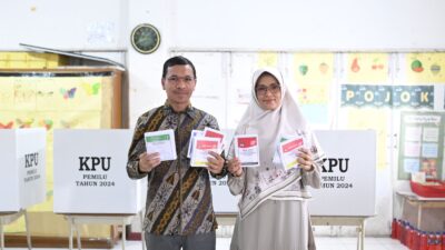 Ketua DPRK Banda Aceh Bersama Isteri Coblos di TPS 11 Gampong Beurawe