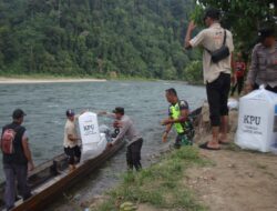 Telusuri Sungai Kluet 1 Jam, Polisi Kawal Kotak Suara Dari TPS Terpencil ke Kecamatan