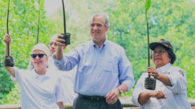 Peserta HPN Tanam Mangrove Bersama Menteri LHK di Muara Angke
