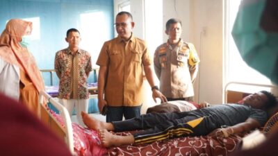 Sejumlah PPK dan KPPS Dirawat di Puskesmas, Pj Bupati Aceh Selatan Membesuk
