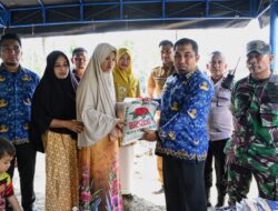 Pj Bupati Aceh Besar Serahkan Bantuan Masa Panik Kepada Korban Kebakaran di Paya Ue