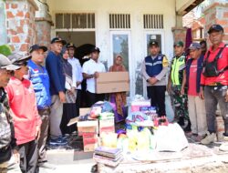 Pemkab Aceh Besar Serahkan Bantuan kepada Korban Kebakaran di Gampong Rabo