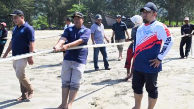 Pj Bupati Aceh Besar Tarek Pukat Bersama Nelayan di Pasie Jantang Lhoong