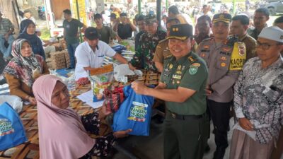 Kasdim 0101/Kota Banda Aceh Ikut Pantau Gelaran Pangan Murah di Aceh Besar