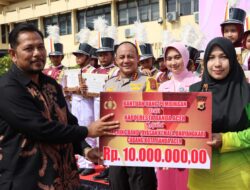 Kapolresta Banda Aceh Serahkan Dana Pembinaan Kepada Marching Band SD Bhayangkari