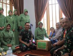 Dandim 0101/Kota Banda Aceh dan Ketua Persit Serahkan Bantuan Kepada Keluarga Anggota Berkebutuhan Khusus