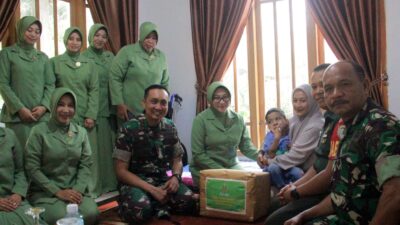 Dandim 0101/Kota Banda Aceh dan Ketua Persit Serahkan Bantuan Kepada Keluarga Anggota Berkebutuhan Khusus