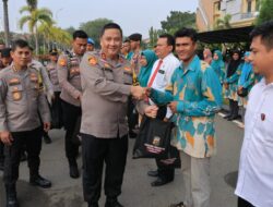 Kapolda Aceh Serahkan Daging Meugang Kepada Staf dan PHL