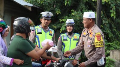 Jelang Berbuka Puasa, Polres Aceh Selatan Berbagi Takjil Kepada Masyarakat