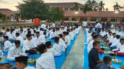 Kadisdik Dayah Aceh Besar Buka Puasa Bersama Ratusan Anak Yatim