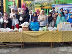 Siswa SD di Kota Sabang Bagikan Takjil Ramadhan Kepada Warga dan Pengguna Jalan