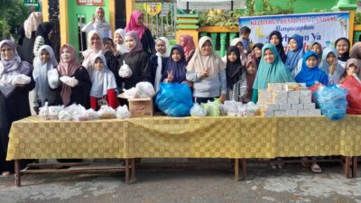 Siswa SD di Kota Sabang Bagikan Takjil Ramadhan Kepada Warga dan Pengguna Jalan