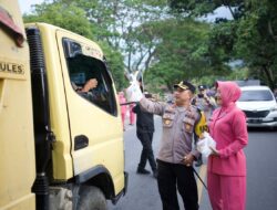 Kapolres Aceh Besar dan Ketua Bhayangkari Bagikan Takjil Kepada Pengguna Jalan Raya