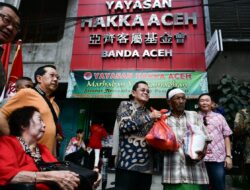 Pj Wali Kota Bersama Yayasan Hakka Aceh Bagi Paket Ramadhan Kepada Warga