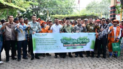 Pj Wali Kota Serahkan Paket Ramadhan Bank Aceh untuk Pasukan Oranye