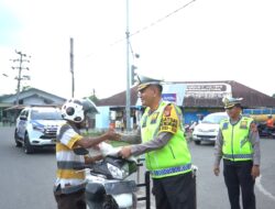 Dirlantas Polda Aceh Bagikan Takjil dan Paket Beras kepada Masyarakat