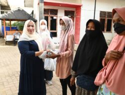 Ketua Persakmi Aceh Bagi Sembako untuk Penderita TBC di Puskesmas Darul Imarah