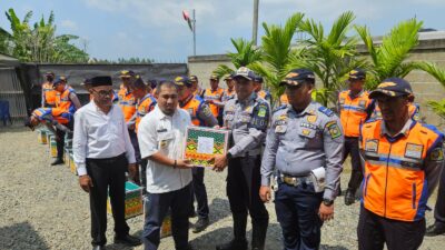 Pj Bupati Bagikan Paket Lebaran untuk 38 Personil Dishub Aceh Besar