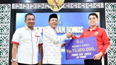 Pj Wali Kota Serahkan Bonus untuk Atlet Peraih Medali PORA Rp 2,5 M