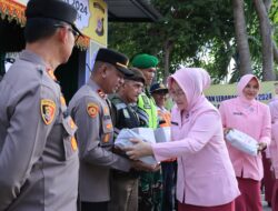 Ketua Bhayangkari Daerah Aceh Salurkan Paket Ramadhan kepada Personel di Pos Pam Lebaran